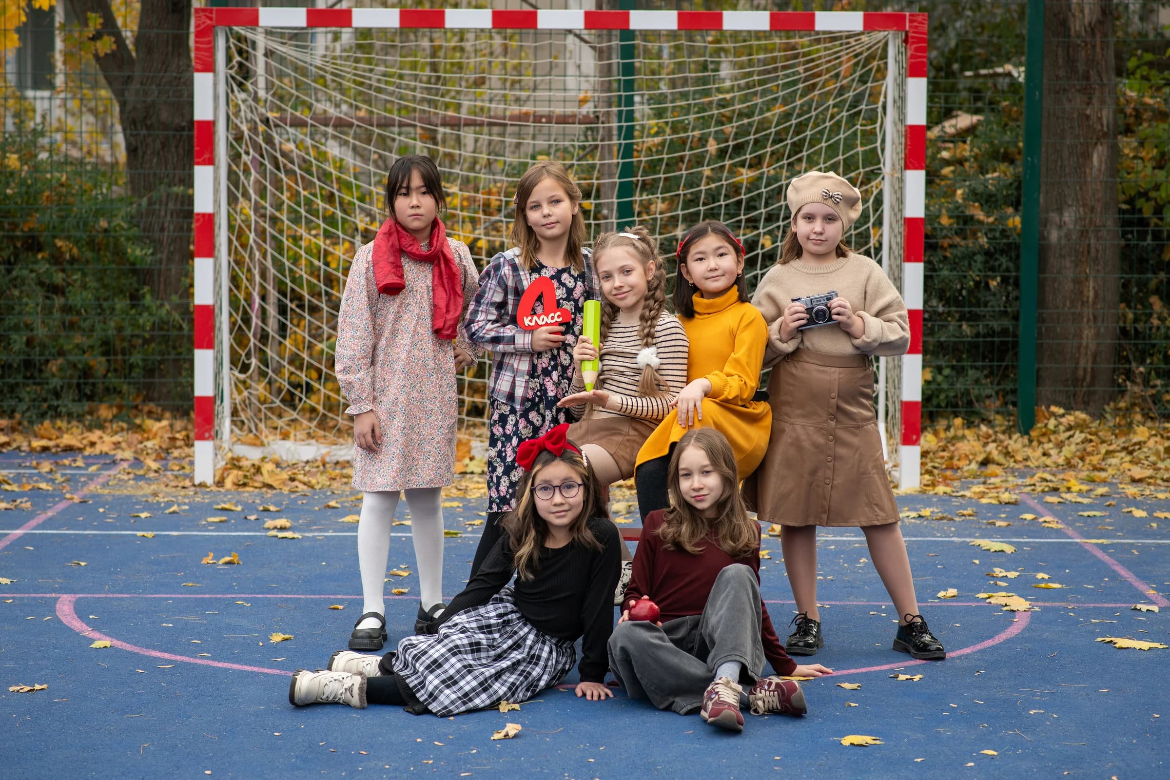 Спорт аянтчасындагы башталгыч класстын балдары